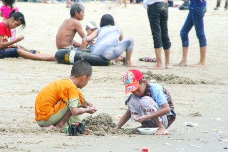 Hàng vạn người đổ về biển Long Hải đầu năm rồng - 11