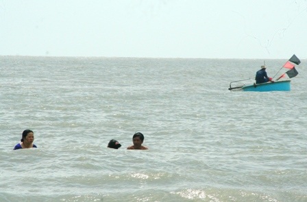 Hàng vạn người đổ về biển Long Hải đầu năm rồng - 15