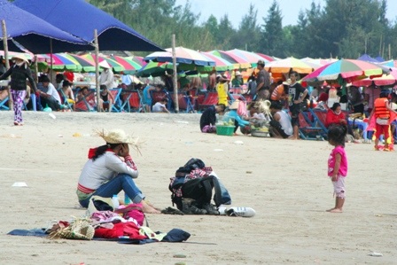 Hàng vạn người đổ về biển Long Hải đầu năm rồng - 16