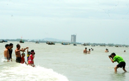 Hàng vạn người đổ về biển Long Hải đầu năm rồng - 12