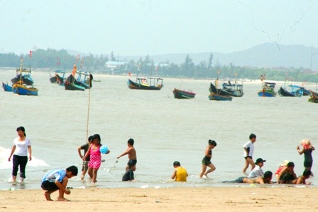 Hàng vạn người đổ về biển Long Hải đầu năm rồng - 17