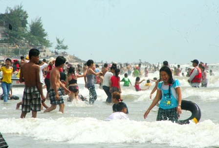 Hàng vạn người đổ về biển Long Hải đầu năm rồng - 13