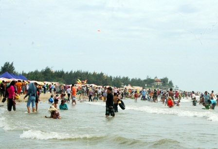 Hàng vạn người đổ về biển Long Hải đầu năm rồng - 14
