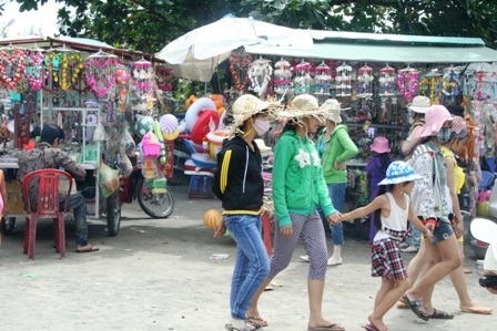 Hàng vạn người đổ về biển Long Hải đầu năm rồng - 6