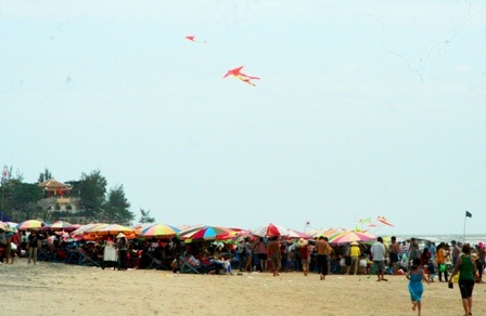 Hàng vạn người đổ về biển Long Hải đầu năm rồng - 4