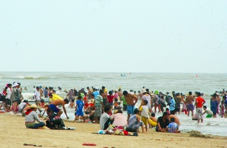 Hàng vạn người đổ về biển Long Hải đầu năm rồng - 1