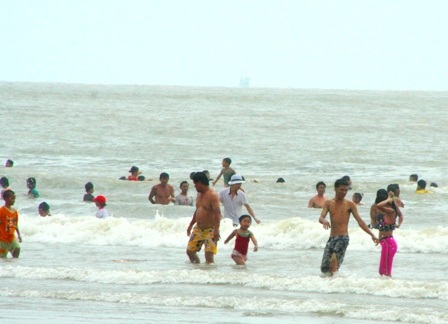 Hàng vạn người đổ về biển Long Hải đầu năm rồng - 5