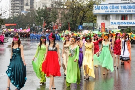 Khai hội Năm Du lịch quốc gia duyên hải Bắc Trung Bộ - Huế 2012 - 8 Khai hội Năm Du lịch quốc gia duyên hải Bắc Trung Bộ - Huế 2012 - 8
