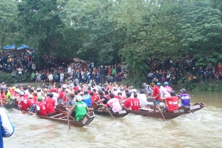 Hơn 10.000 người về dự hội đua trải truyền thống Hương Thủy - 6