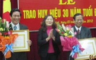 Trao huy hiệu 30, 40, 50 tuổi Đảng cho nhiều Đảng viên miền núi - 1 Trao huy hiệu 30, 40, 50 tuổi Đảng cho nhiều Đảng viên miền núi - 1