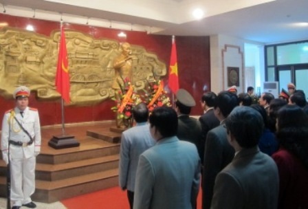 Trao huy hiệu 30, 40, 50 tuổi Đảng cho nhiều Đảng viên miền núi - 2 Trao huy hiệu 30, 40, 50 tuổi Đảng cho nhiều Đảng viên miền núi - 2