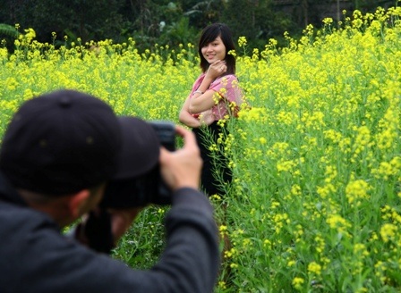 Giới trẻ Cố đô “làm duyên” cùng mùa hoa cải vàng - 7