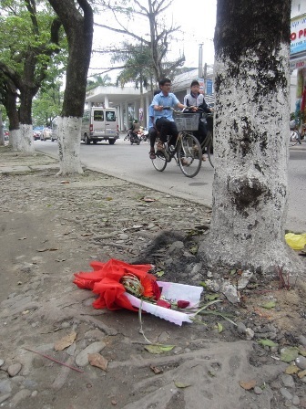 Hoa vứt đầy đường sau… Lễ Tình nhân - 9