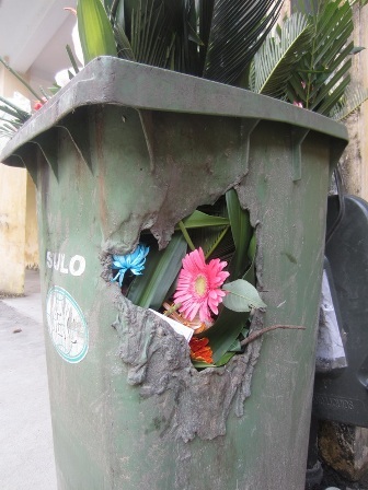 Hoa vứt đầy đường sau… Lễ Tình nhân - 3