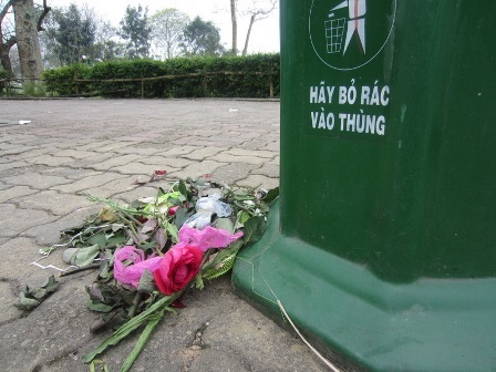 Hoa vứt đầy đường sau… Lễ Tình nhân - 11