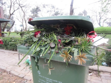 Hoa vứt đầy đường sau… Lễ Tình nhân - 5