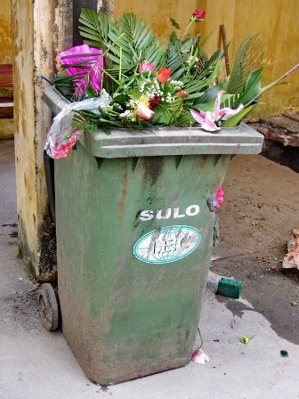 Hoa vứt đầy đường sau… Lễ Tình nhân - 6