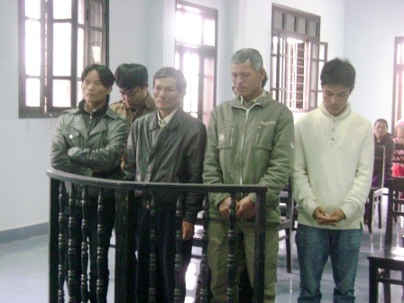 Xã đội trưởng tranh thủ đánh bạc trong khi đi... tảo mộ - 1