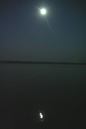 Ngắm trăng đêm Nguyên Tiêu sáng vằng vặc bên đầm phá - 6