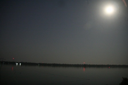 Ngắm trăng đêm Nguyên Tiêu sáng vằng vặc bên đầm phá - 2