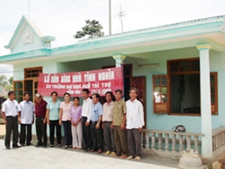 Dùng nguồn tiết kiệm của tỉnh để xây, sửa nhà cho thương binh, liệt sĩ - 1 Dùng nguồn tiết kiệm của tỉnh để xây, sửa nhà cho thương binh, liệt sĩ