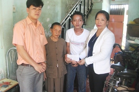 Gần 10 triệu đồng đến với gia đình có “mẹ bán bánh mỳ dạo nuôi 2 con bị u não”