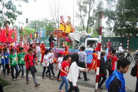 Chen chân xem “Hai Bà Trưng cưỡi voi đánh trận”