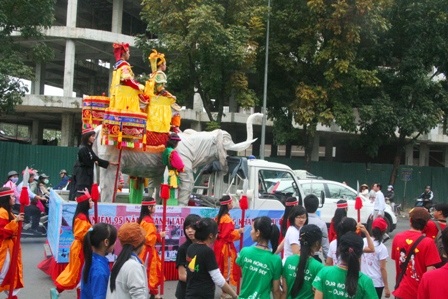 Chen chân xem “Hai Bà Trưng cưỡi voi đánh trận”