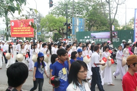 Chen chân xem “Hai Bà Trưng cưỡi voi đánh trận”