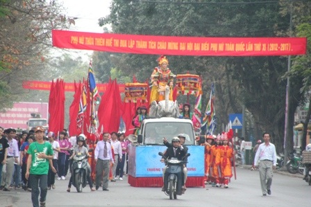Chen chân xem “Hai Bà Trưng cưỡi voi đánh trận”