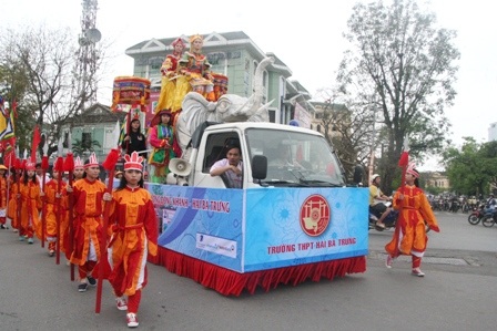 Chen chân xem “Hai Bà Trưng cưỡi voi đánh trận”