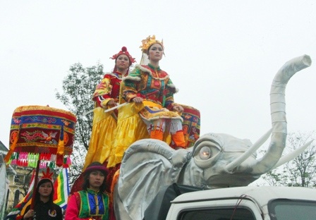Chen chân xem “Hai Bà Trưng cưỡi voi đánh trận”