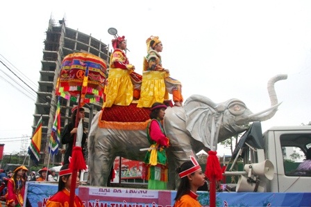 Chen chân xem “Hai Bà Trưng cưỡi voi đánh trận”