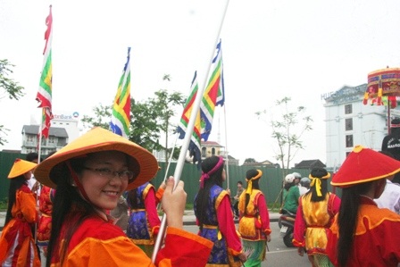 Chen chân xem “Hai Bà Trưng cưỡi voi đánh trận”