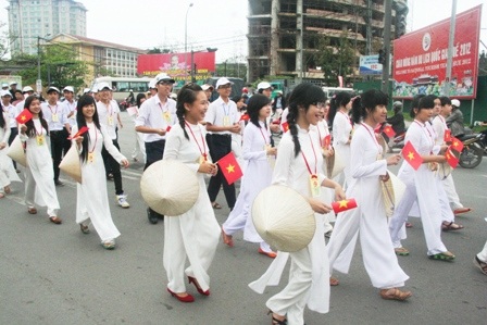 Chen chân xem “Hai Bà Trưng cưỡi voi đánh trận”