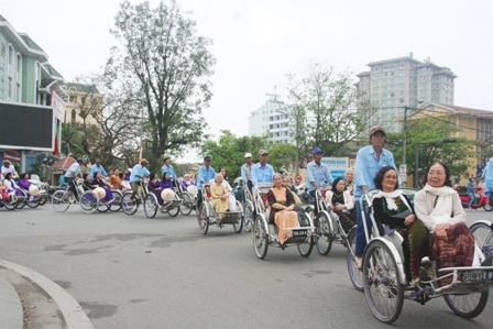 Chen chân xem “Hai Bà Trưng cưỡi voi đánh trận”