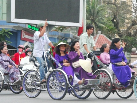 Chen chân xem “Hai Bà Trưng cưỡi voi đánh trận”