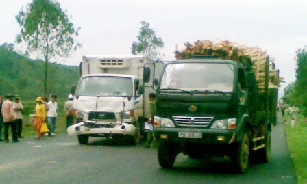 Tai nạn xe hơi liên hoàn, quốc lộ 1A kẹt nhiều giờ - 1 Tai nạn xe hơi liên hoàn, quốc lộ 1A kẹt nhiều giờ