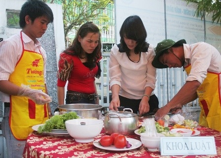Thầy cô giáo trổ tài nấu ăn mừng ngày 8/3 - 1 Thầy cô giáo trổ tài nấu ăn mừng ngày 8/3