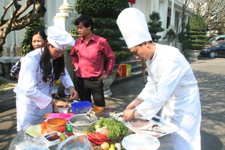 Thầy cô giáo trổ tài nấu ăn mừng ngày 8/3