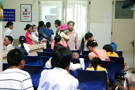 Trời chuyển nóng đột ngột, nhiều trẻ em mắc bệnh đường hô hấp