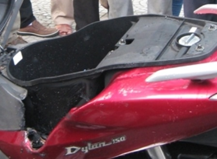 Xe Dylan bốc cháy trên đường, cụ ông bỏ chạy 