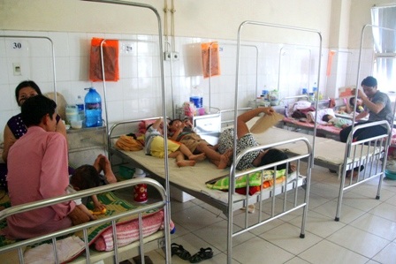 Trời chuyển nóng đột ngột, nhiều trẻ em mắc bệnh đường hô hấp