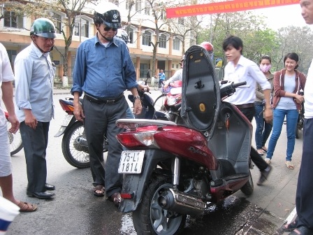 Xe Dylan bốc cháy trên đường, cụ ông bỏ chạy 