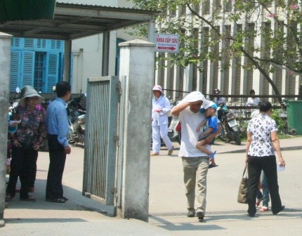 Trời chuyển nóng đột ngột, nhiều trẻ em mắc bệnh đường hô hấp