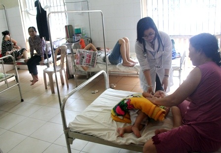 Cứu sống 20 bệnh nhi bị chân tay miệng nặng