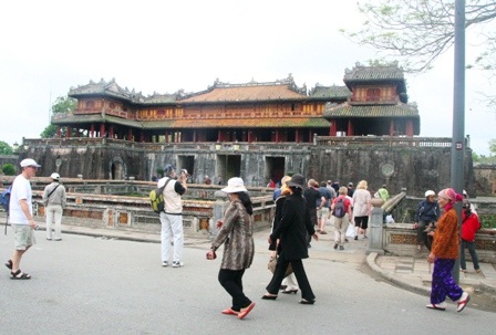 Đường đi bộ đầu tiên cho du khách trước Đại Nội Huế