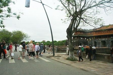 Đường đi bộ đầu tiên cho du khách trước Đại Nội Huế