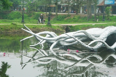 Tò mò đi xem “thủy quái” bỗng xuất hiện giữa hồ