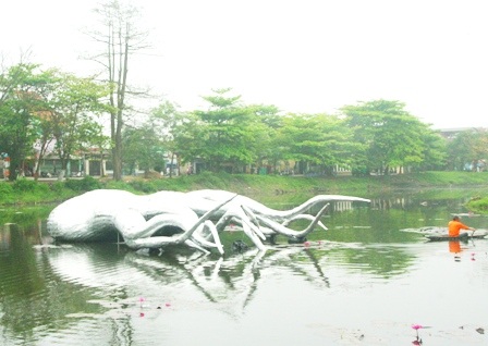 Tò mò đi xem “thủy quái” bỗng xuất hiện giữa hồ